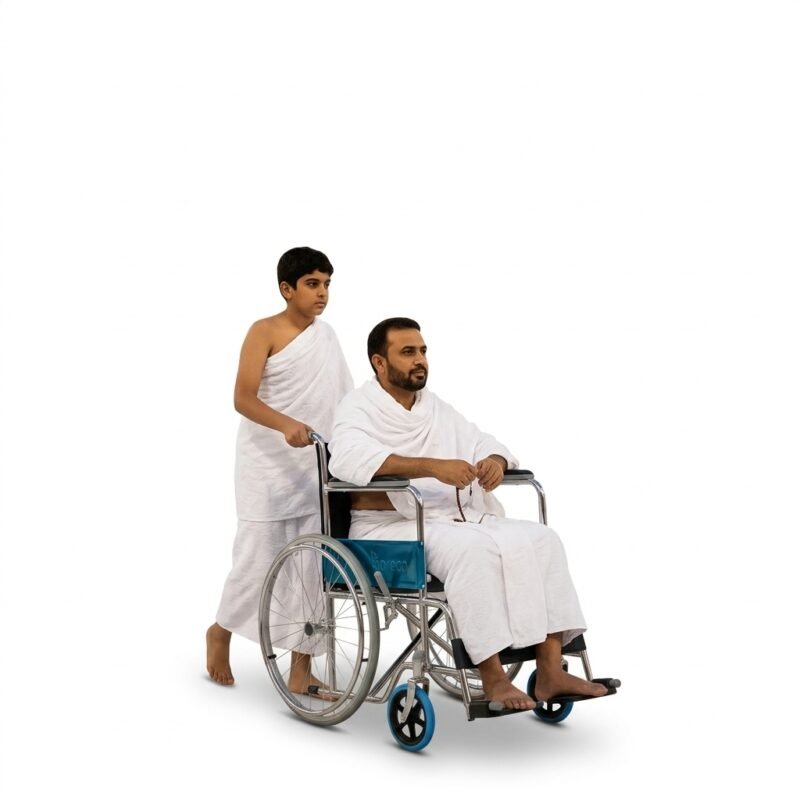 كرسي متحرك يدوي هيكل كروم معدني مع مقعد أسود وجوانب زرقاء على خلفية بيضاء